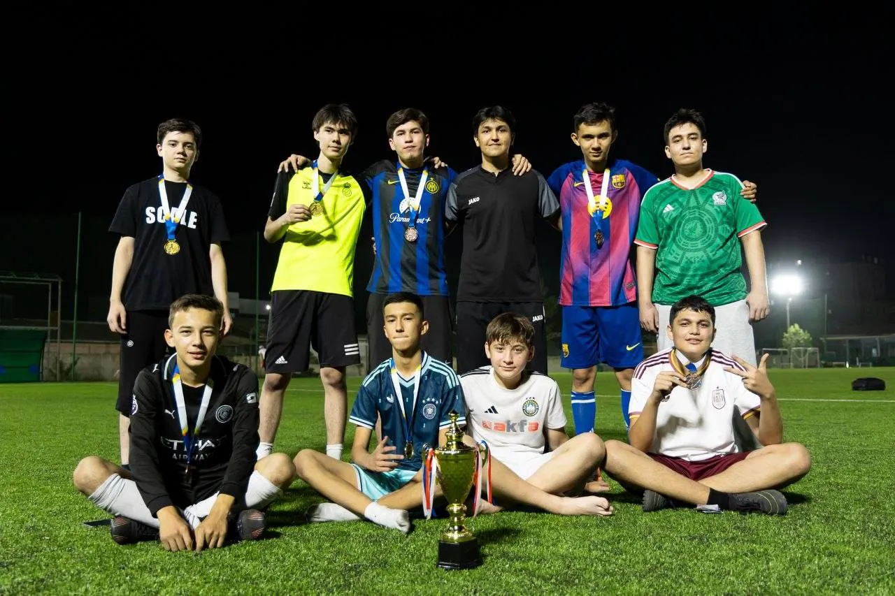 Футболисты с кубком и медалями на турнире AFC