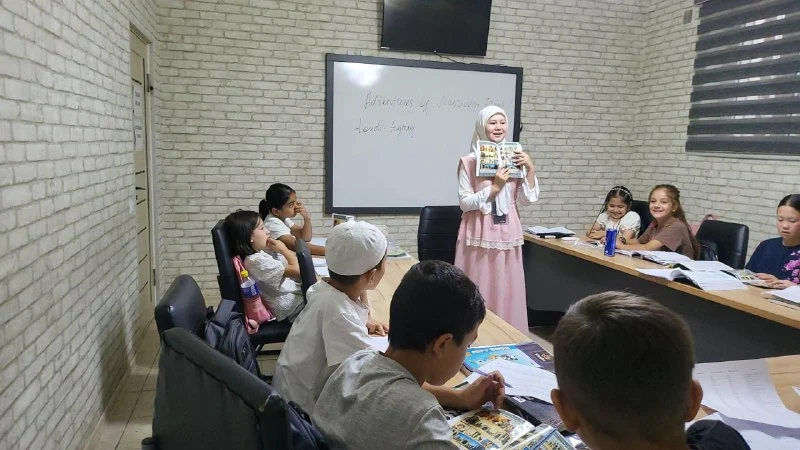 Shanghai School sessiyasida bolalar komiks o‘qimoqda
